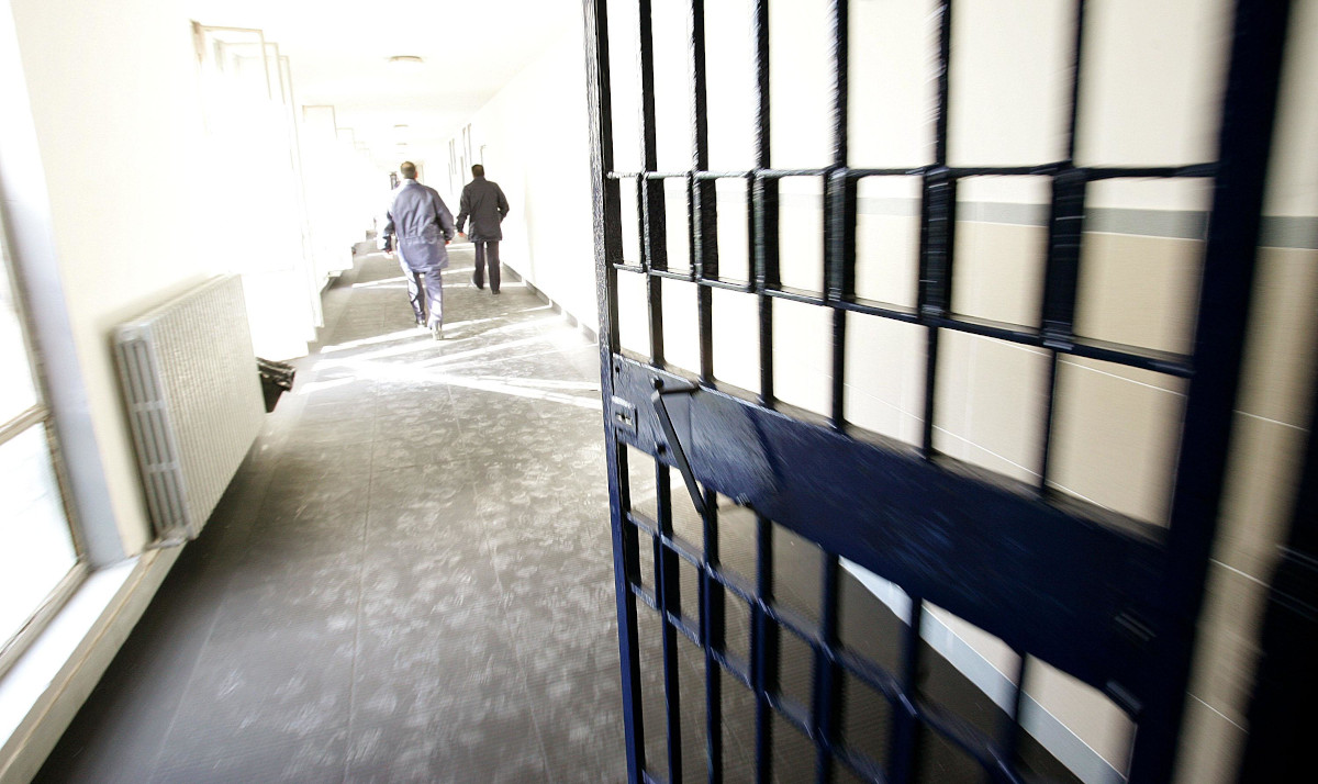 Appicca il fuoco in carcere per protesta, gli agenti evitano il peggio