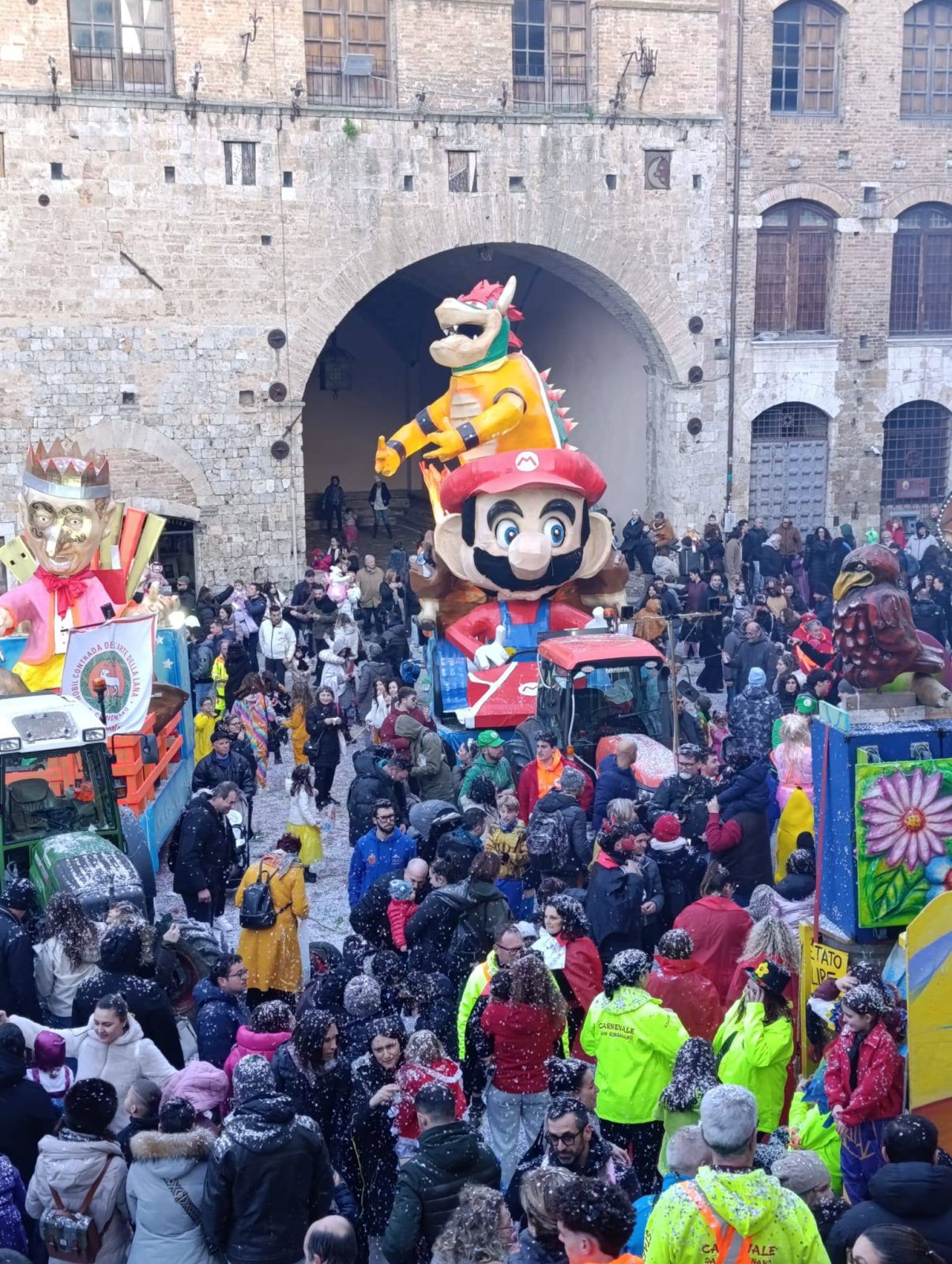Carri allegorici e la musica dei Bandao: domenica &egrave; ancora Carnevale a San Gimignano