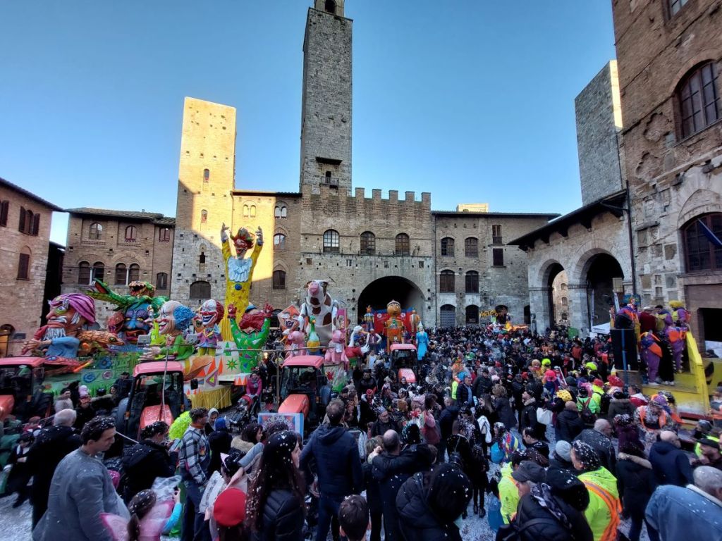 San Gimignano, festa di coriandoli e colori per il Carnevale