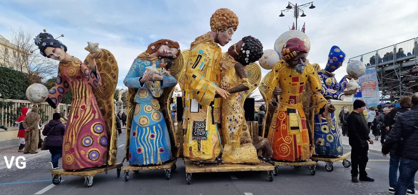 Empoli, &ldquo;Un altro Carnevale, sotto lo stesso cielo&rdquo;, seconda sfilata. Tradizione, maschere, figuranti: una festa collettiva a passo di&hellip;danza!