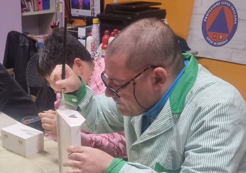 Fiesole, la storia di Alessio, il ragazzo ipovedente che come un cantastorie racconta agli altri gli aneddoti del paese 