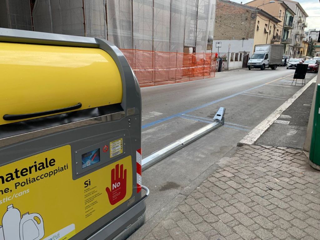 Arrivano i cassonetti, via le auto