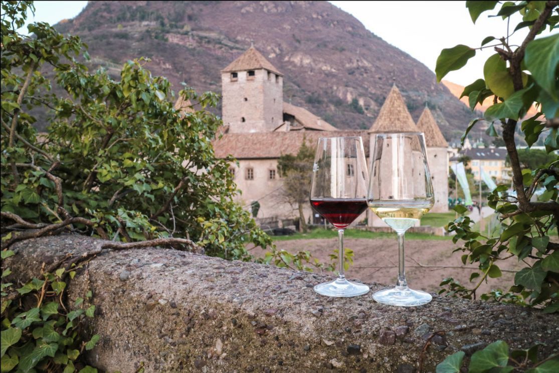 Bolzano brinda alla primavera: torna la Weinkost con 180 etichette e i sapori del territorio