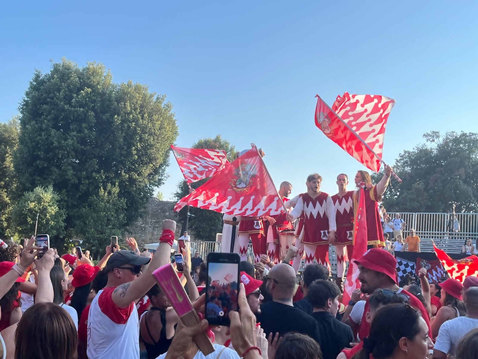 Festa del Barbarossa, vincono Castello nelle bandiere e Borgo negli archi