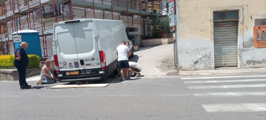 Furgone bloccato sulla curva in salita verso il centro di Castel San Gimignano