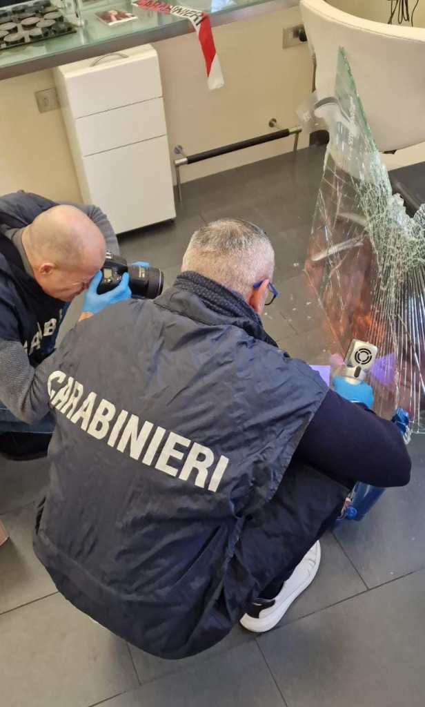 Raid in centro a Firenze: presi di mira 4 negozi. Rubati 70 euro