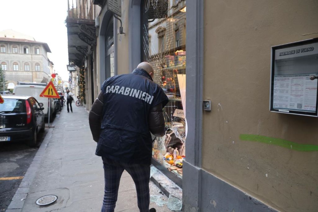 Spaccata alla farmacia di Borgo Ognissanti: rubati mille euro