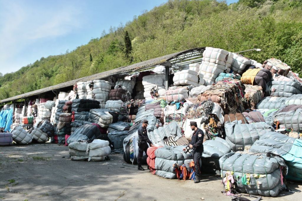 Truffa per lo smaltimento di 8mila tonnellate di rifiuti tessili tra Arezzo, Pistoia e Lucca, tre arresti