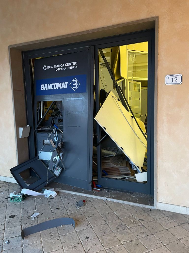 Fanno esplodere il bancomat, colpo da 15mila euro