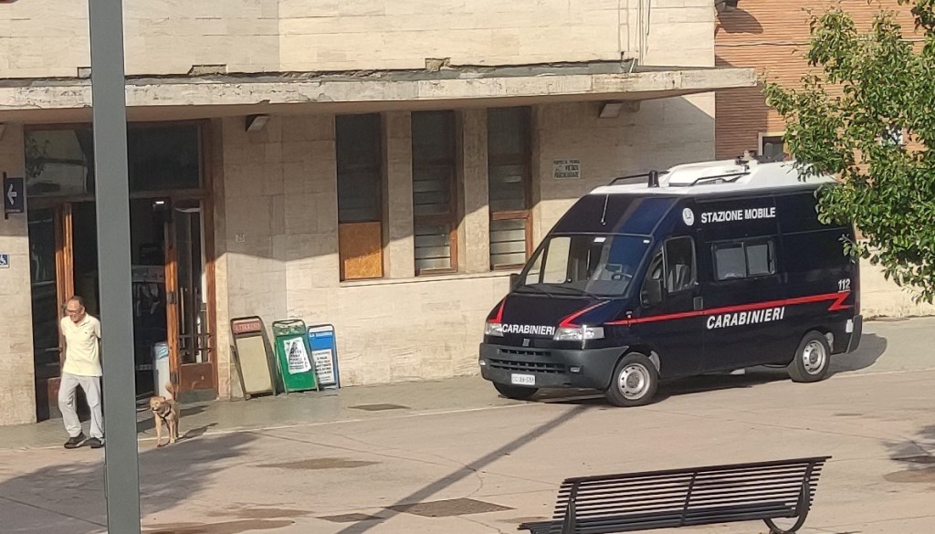 Unità mobile dei carabinieri in servizio alla stazione