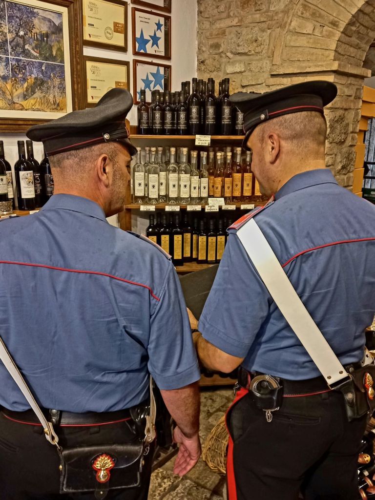 Rubate costose bottiglie di vino ad una enoteca di San Gimignano