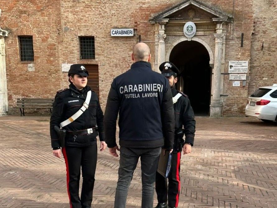 Giro di vite a Siena: lavoro nero e insicurezza, scatta la chiusura per un centro massaggi