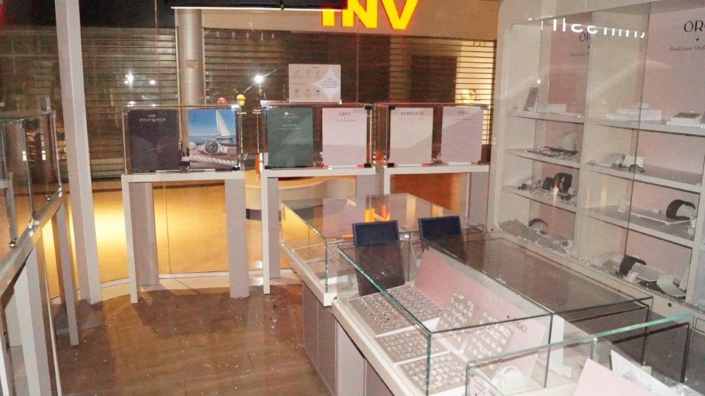 Colpo da 250mila euro alla gioielleria dell'Ipercoop di Sesto