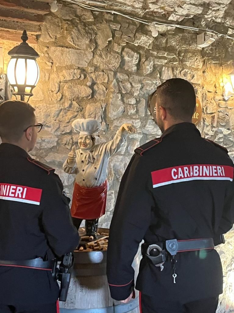 Sei ragazzi rubano statua in un ristorante di Castellina
