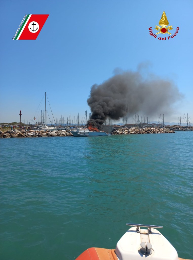 Barca in fiamme nel porto di Marina di Cecina
