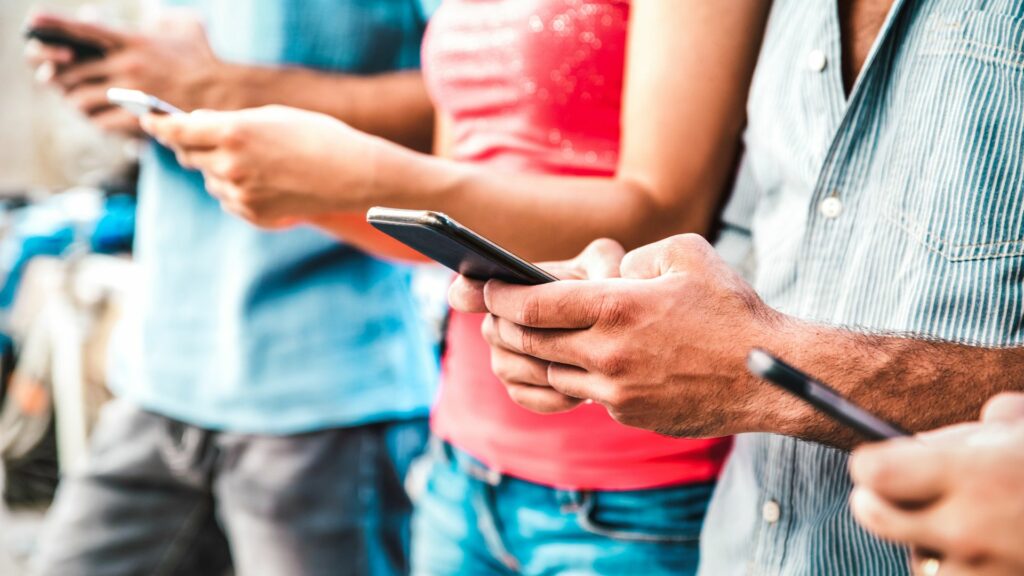 Stretta sugli smartphone a scuola. L’annuncio di Valditara