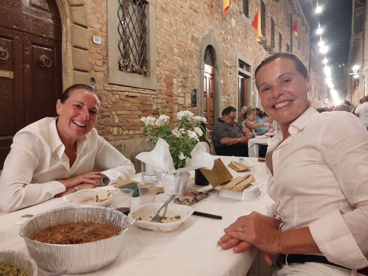 In 360 a cena con la tavolata apparecchiata per strada