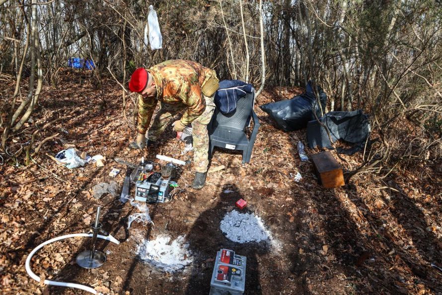 Assedio alle Cerbaie: maxi-operazione dei carabinieri smantella la "cittadella dello spaccio"