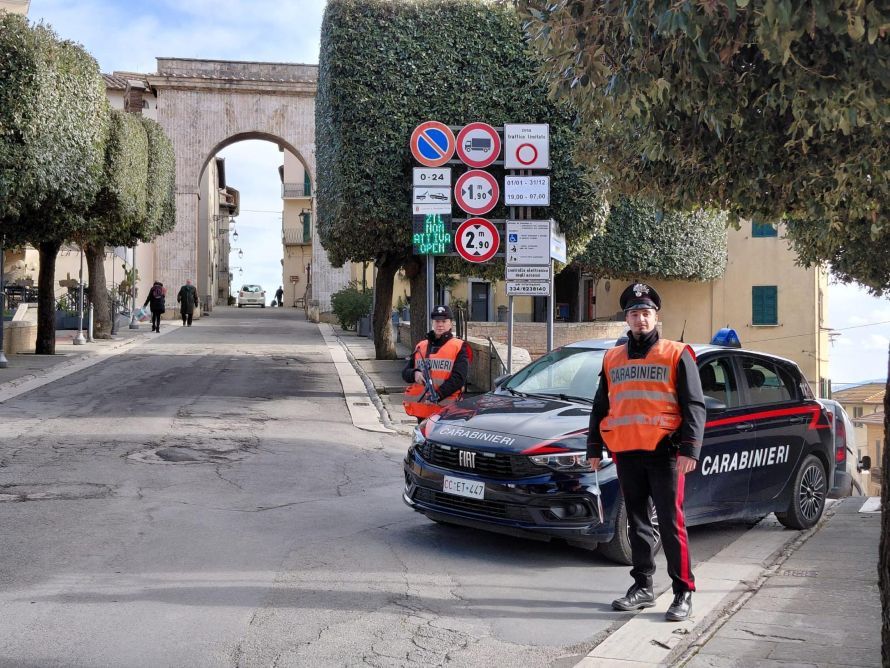 Adesca un anziano, gli ruba collana e bracciale d'oro: donna arrestata dai carabinieri a Chianciano Terme