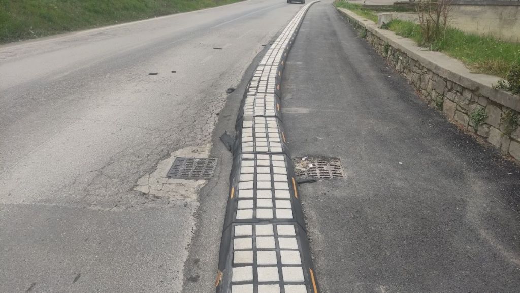 Non ancora inaugurata e già rovinata, nasce male la ciclabile per Campostaggia