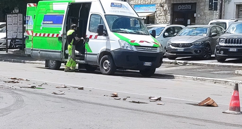 Si rompe un orcio di olio, disagi in piazza Mazzini a Poggibonsi