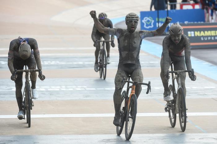 Si tinge d'azzurro la Parigi Roubaix