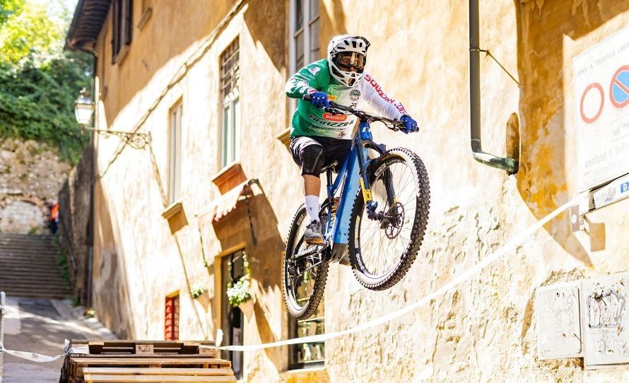 Urban Downhill e spettacolo: a Colle di Val d'Elsa la sfida tra i vicoli dal Duomo a Piazza Arnolfo