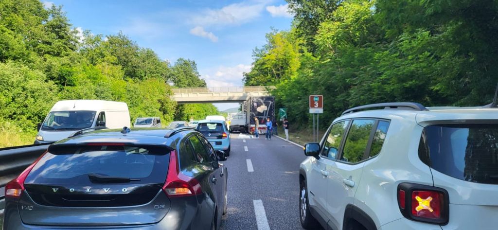 Incidente dopo Colle Sud, traffico bloccato tutti in coda