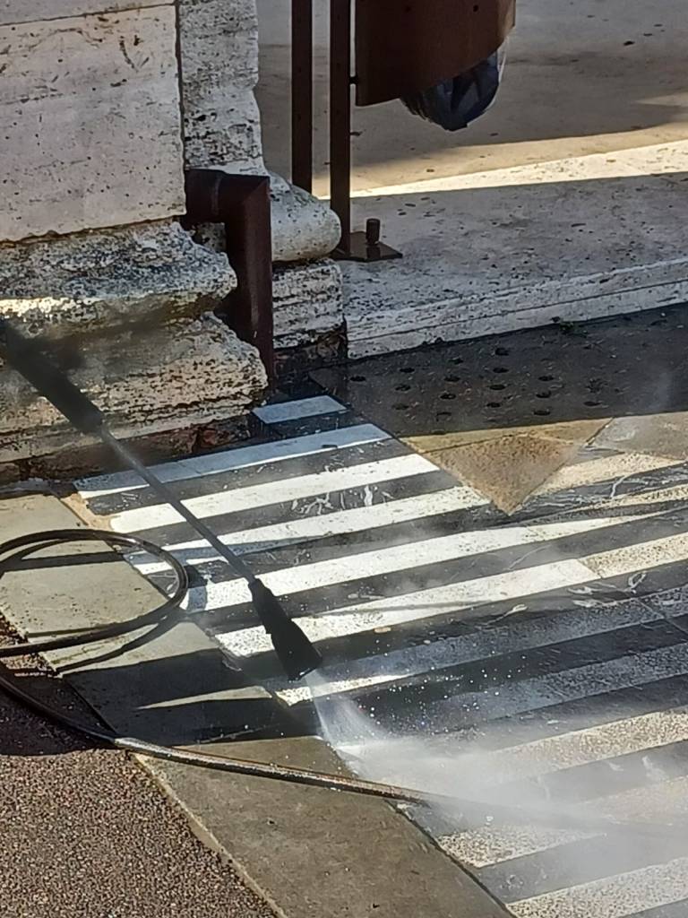 Sperimentata in piazza Arnolfo la pulizia con vapore a pressione