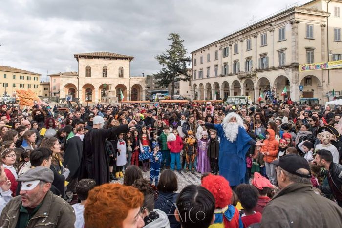 Carnevale a Colle di Val d'Elsa 2026: sfilate, musica e la Pentolaccia