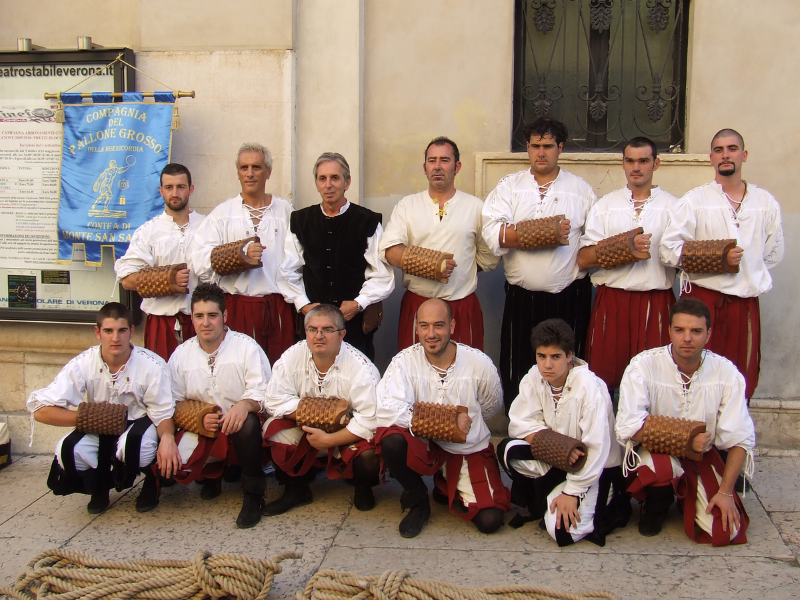 Monte San Savino, vent&rsquo;anni di Compagnia del Pallone Grosso: la festa al Teatro Verdi