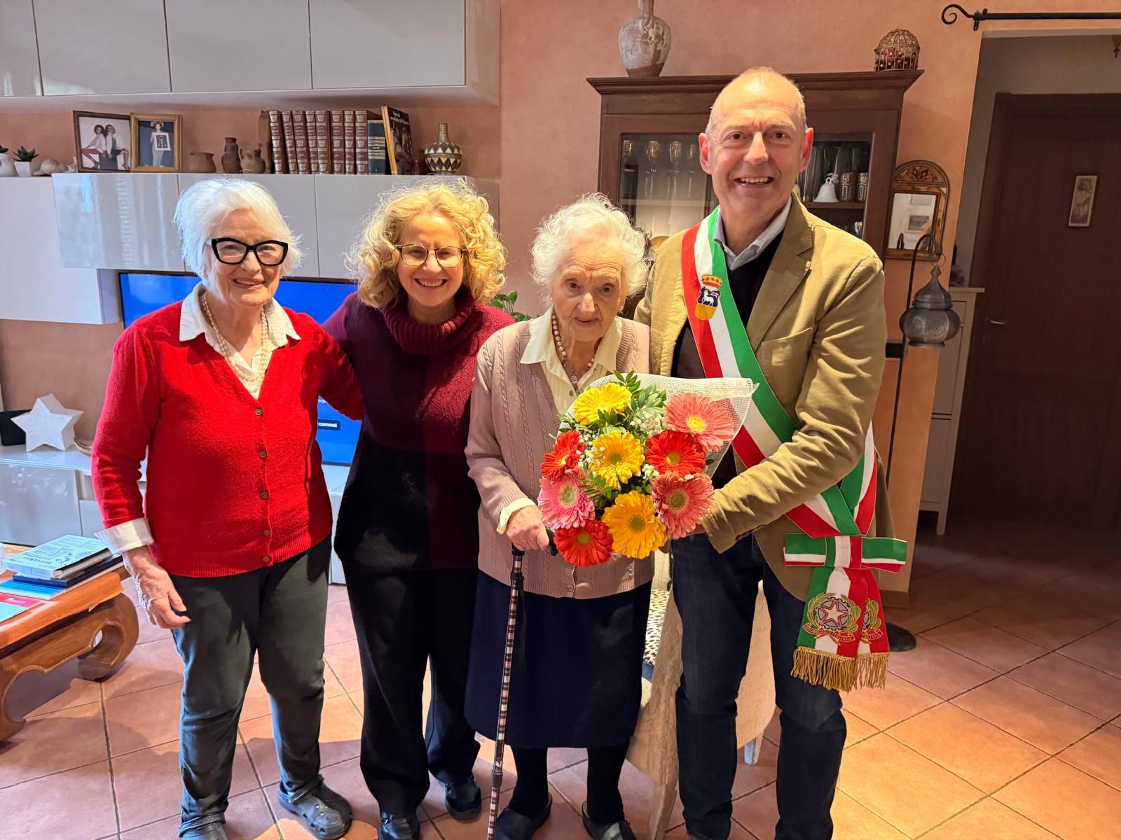 104 anni e non sentirli: Elda, la centenaria che dialoga con Alexa e abbatte i pregiudizi sull'et&agrave;