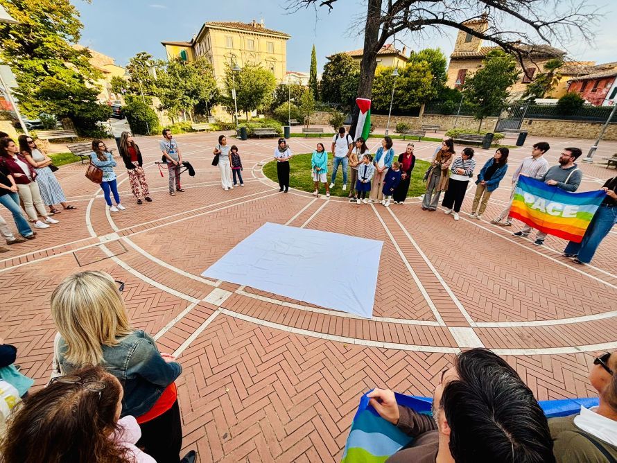 Flashmob degli insegnanti di Primaria e medie di Poggibonsi per la Palestina