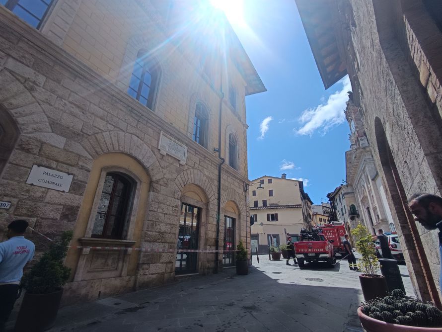 Rischio caduta di un pezzo di tegola dal palazzo del Comune a Poggibonsi: transennata la zona