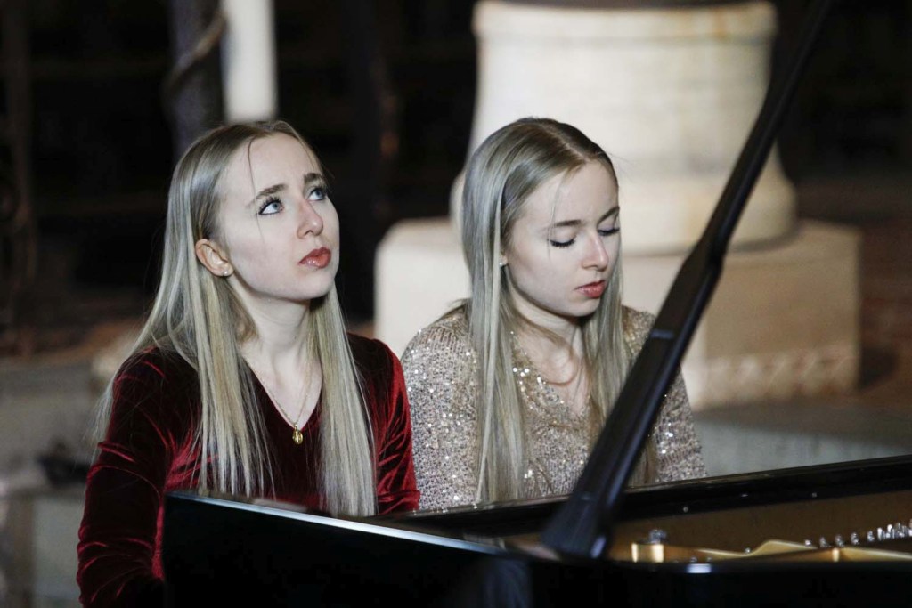 Battesimo del nuovo anno in note nella chiesa del Borghetto di Tavarnelle. Esibizione da brividi delle pianiste gemelle Eleonora e Beatrice Dallagnese