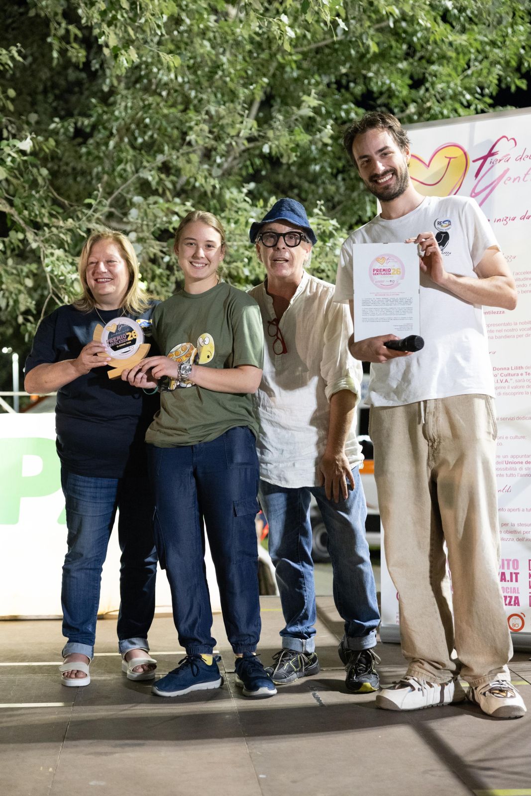 Fiera della gentilezza, solidariet&agrave; e comunit&agrave; protagoniste: il Premio Gentilezza a una giovanissima studentessa di Carrara