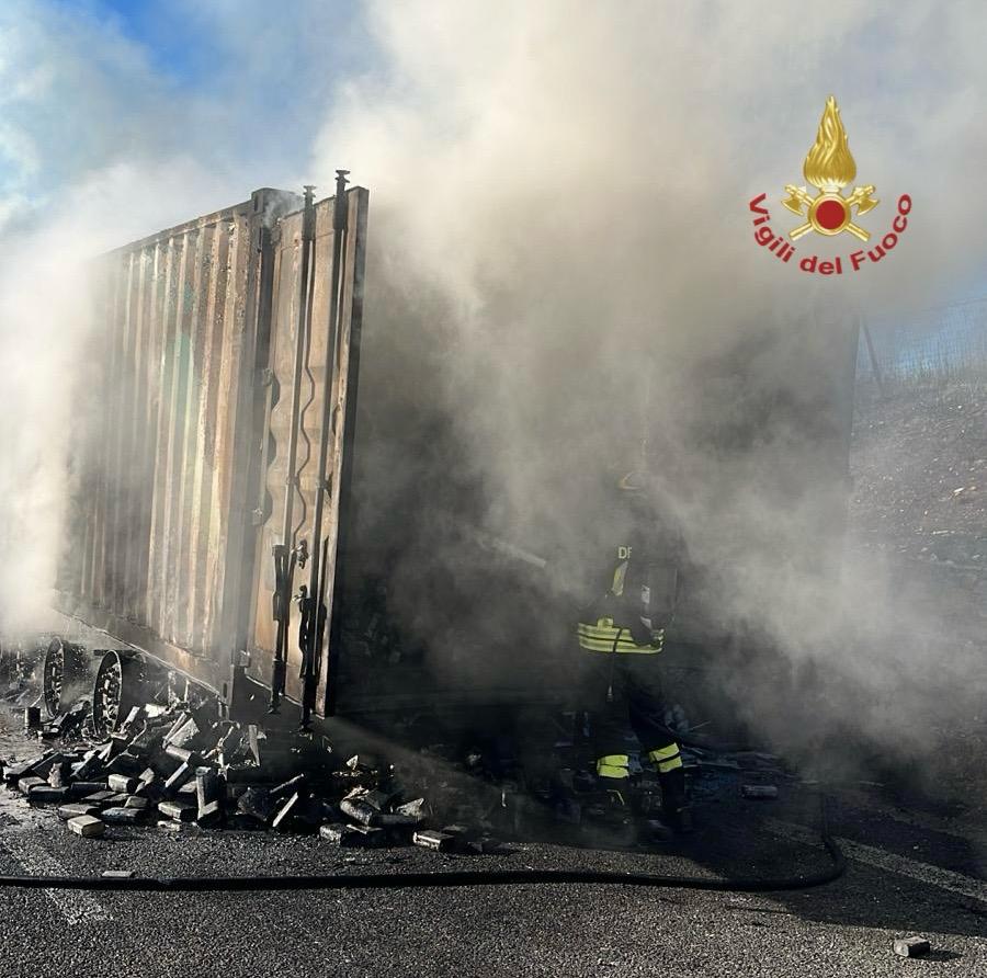 A fuoco camion di oli e solventi, chiusa la Bettolle Perugia