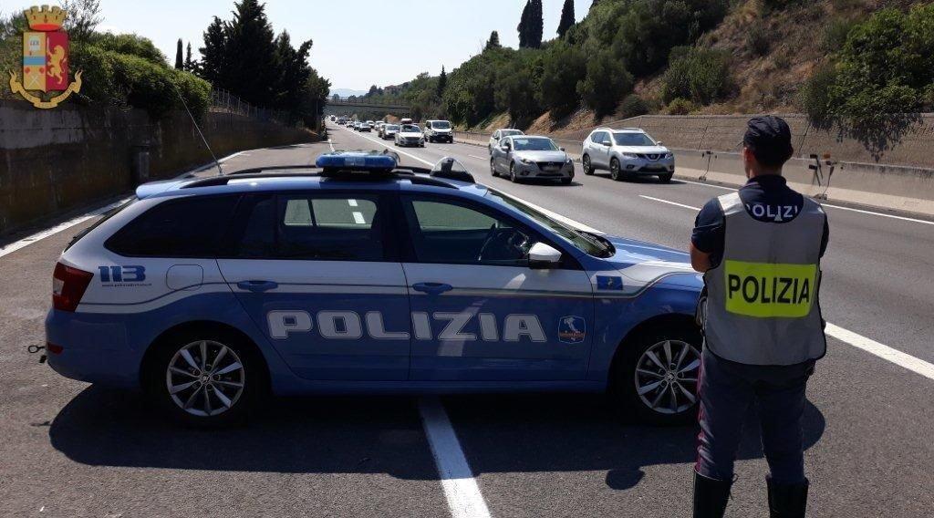 Camionista se la dà a gambe levate dopo aver rubato in autogrill: la Polizia di Stato lo intercetta e arresta.