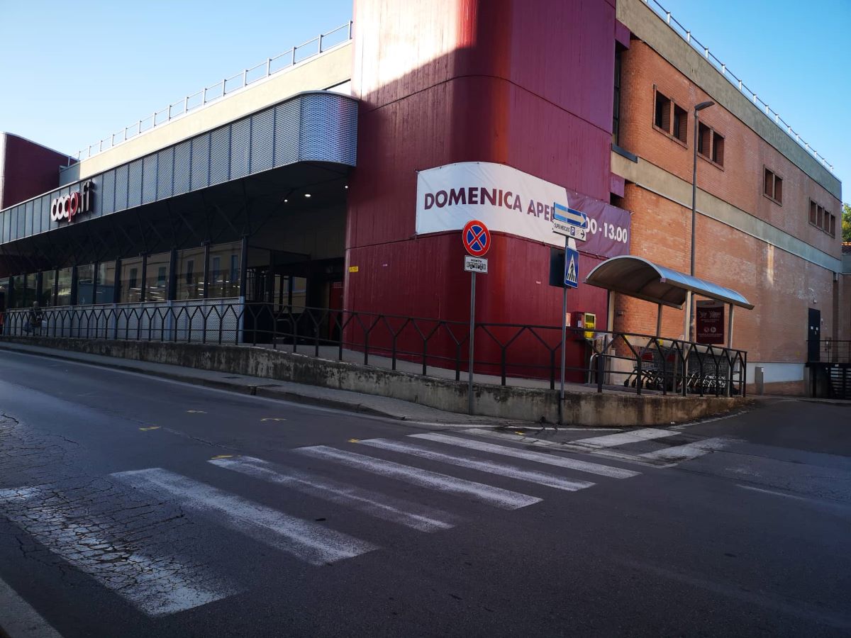 Dopo il bambino investito con la mamma davanti alla Coop, monta la rabbia dei cittadini