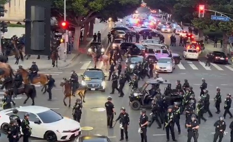 Coprifuoco a Los Angeles, le proteste contro Trump infiammano più di 20 città americane | VIDEO