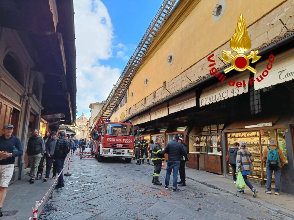 Corridoio Vasariano, intervengono i vigili del fuoco