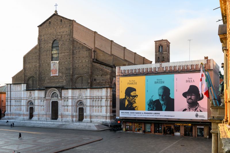 Dieci anni senza Lucio Dalla, a Bologna una maxi affissione con Roversi e Pasolini per ricordarlo