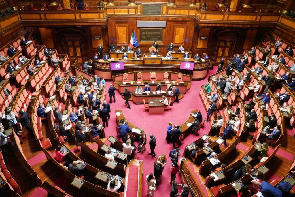 Il Senato dice no alla parità di genere nel linguaggio istituzionale. Pd e M5S: “Destra reazionaria e misogina”