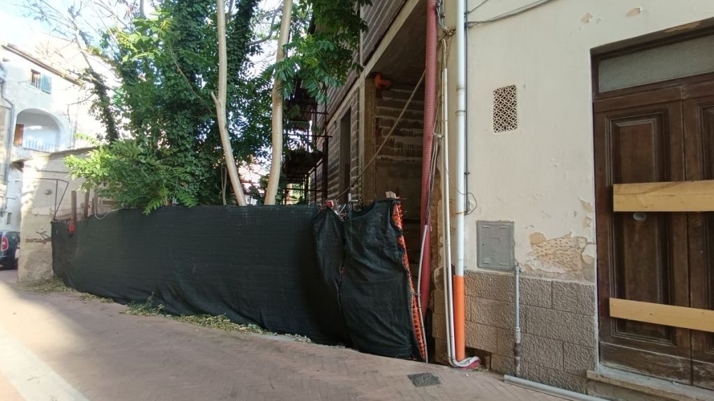 Paura di notte per un incendio in centro a Poggibonsi