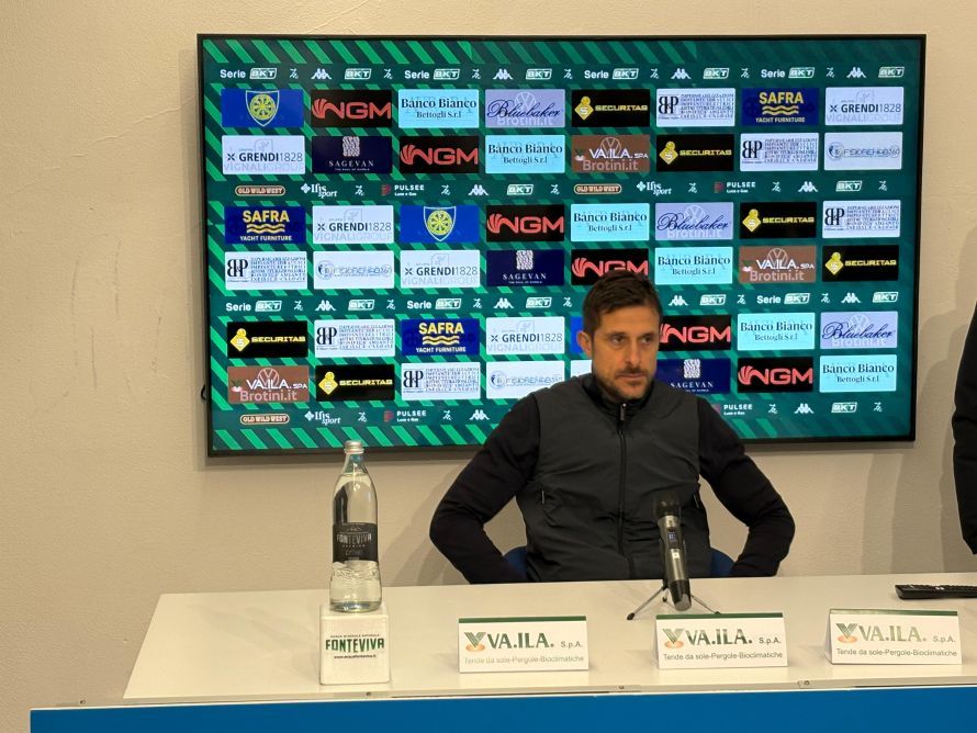 Derby dei Marmi, Dionisi: "Responsabilit&agrave; mia, troppi errori". Calabro si gode la Carrarese: "Spirito eccezionale"