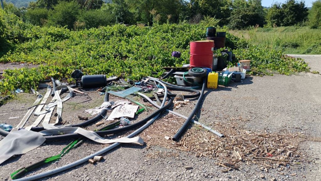 Discarica a cielo aperto nei Foci: auto, bombole del gas e mobili