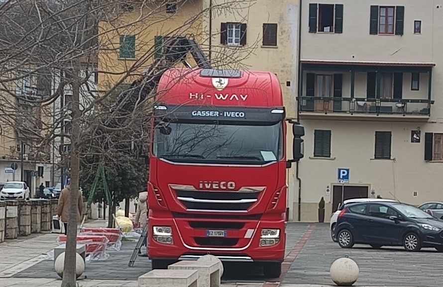 Poggibonsi, pugno di ferro in piazza Berlinguer: arrivano i dissuasori contro la sosta selvaggia