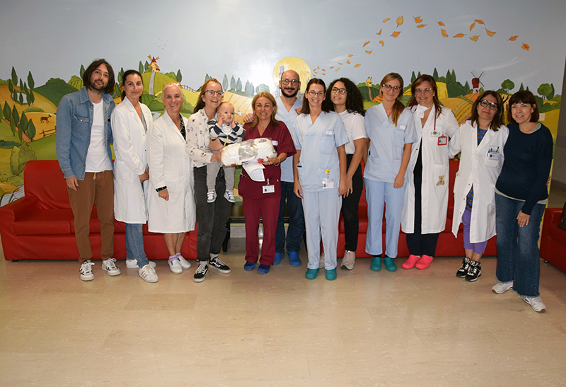 Dono per la Terapia Intensiva Neonatale: per il primo compleanno di Filippo regalato un supporto di posizionamento per il trasporto in ambulanza