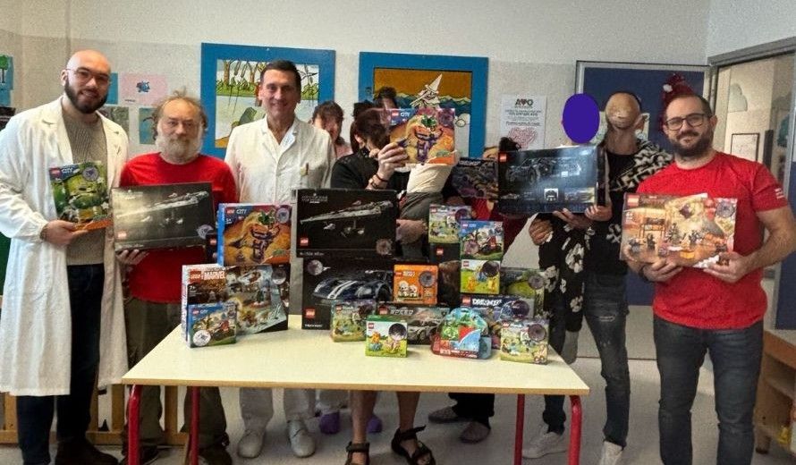 Incastri di solidariet&agrave;: i mattoncini colorati portano il sorriso nella Pediatria di Empoli