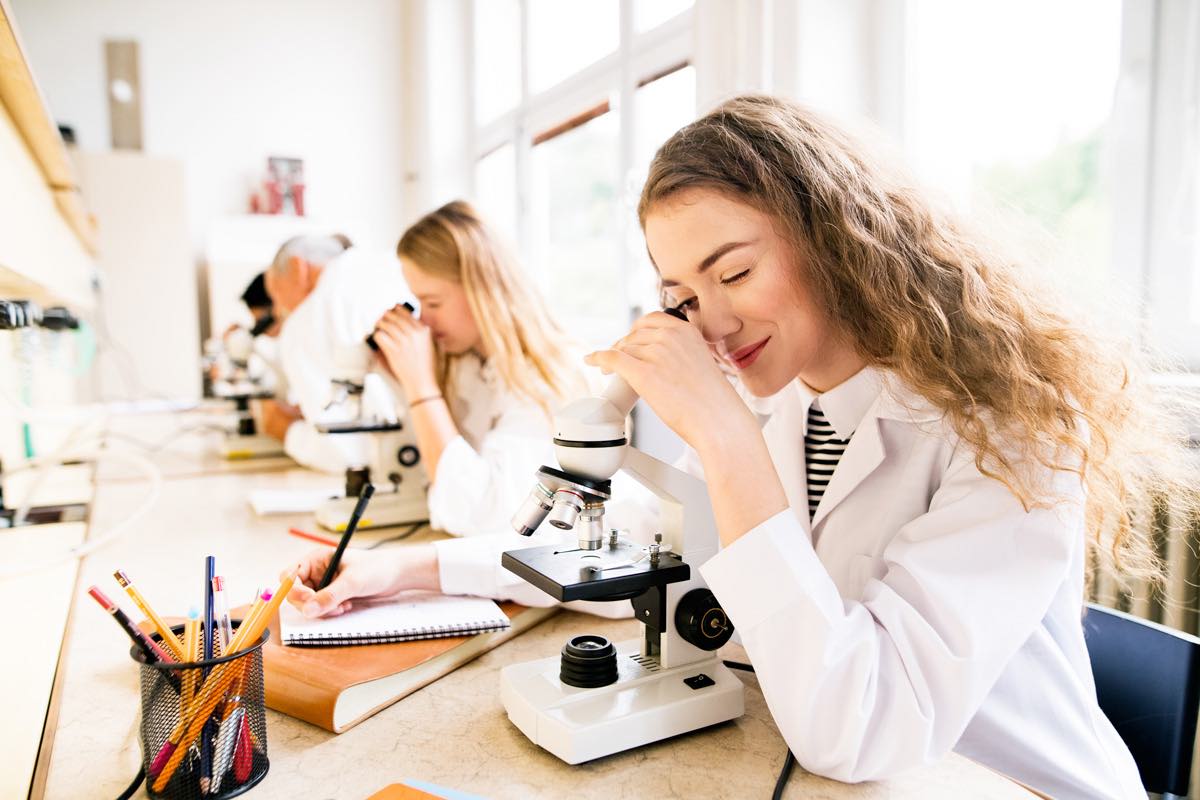 Lavoro, per un italiano su due le donne hanno dei limiti: scarsa forza e colpa del carattere